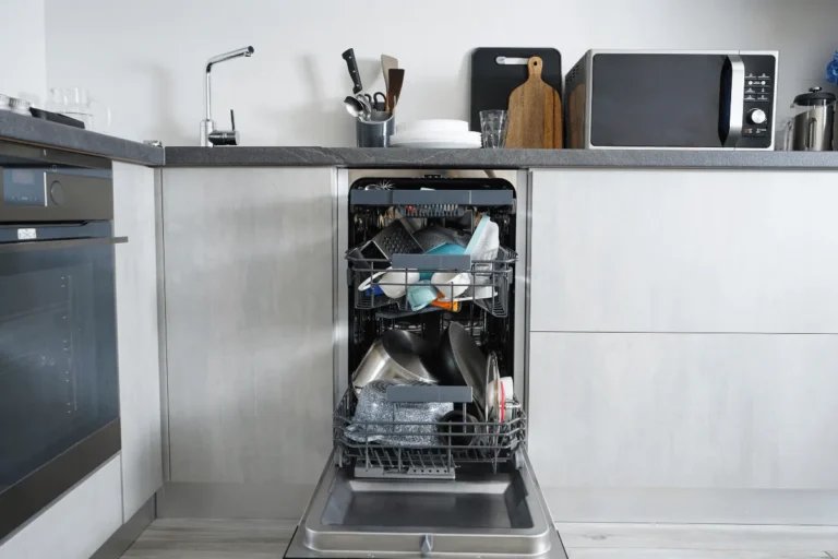 lava-louças compacta embutida em funcionamento com utensílios domésticos